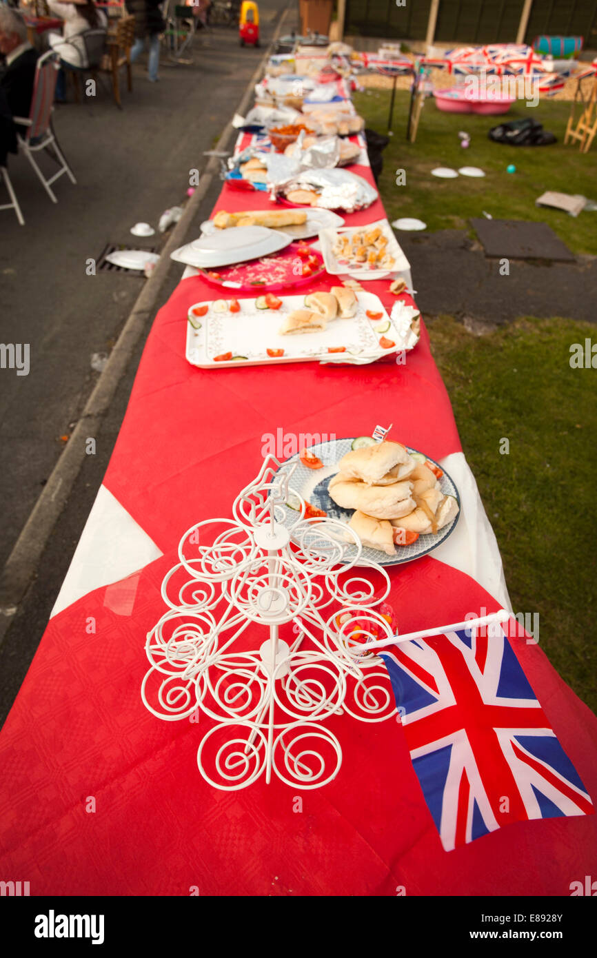 29/4/11 Royal Wedding Street Party 2011 Irlam Manchester un traliccio tavola dopo il partito www.chrisbullphotogr Foto Stock