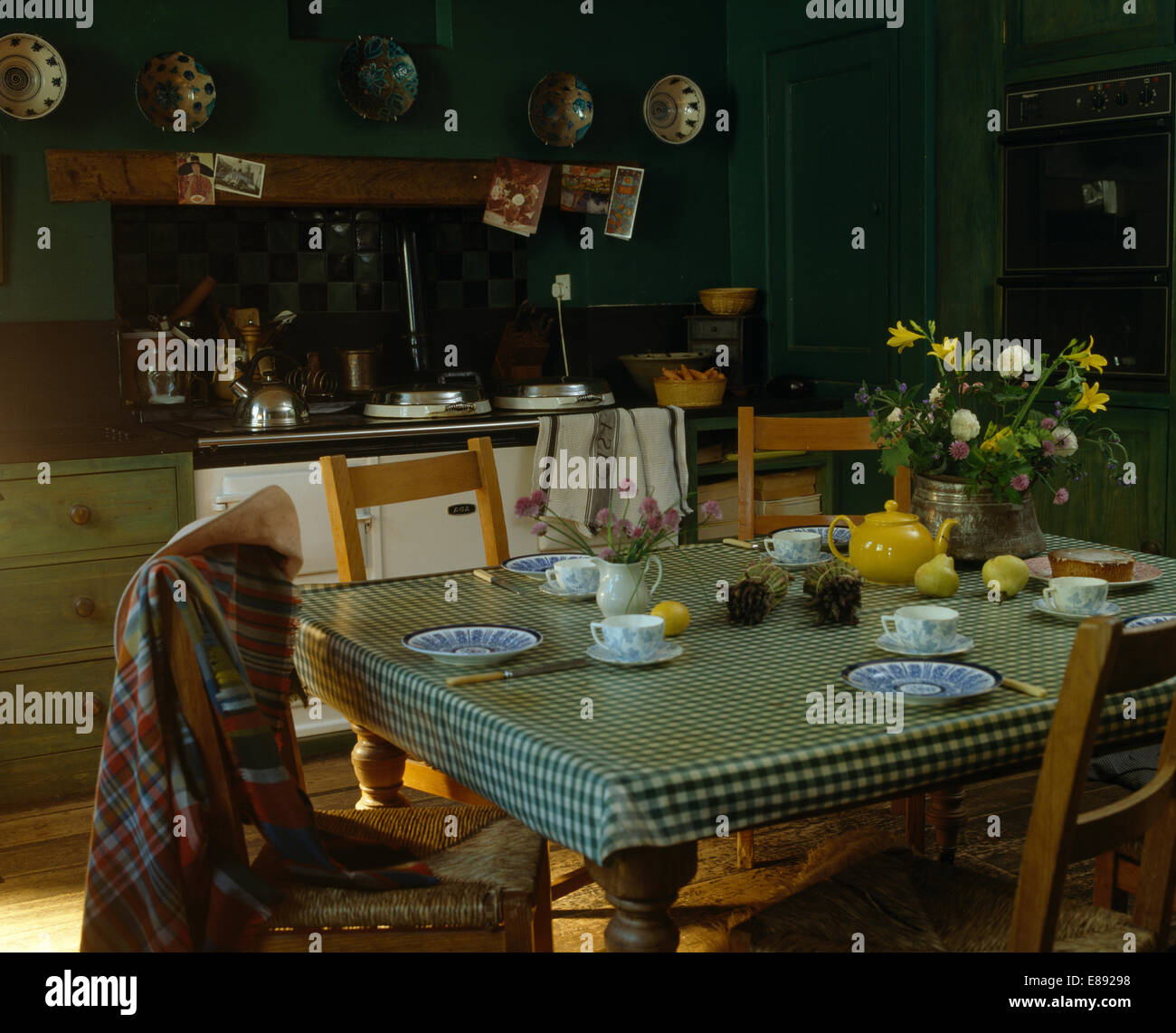 Controllare telo in PVC su tavola in verde scuro cottage cucina Foto stock  - Alamy