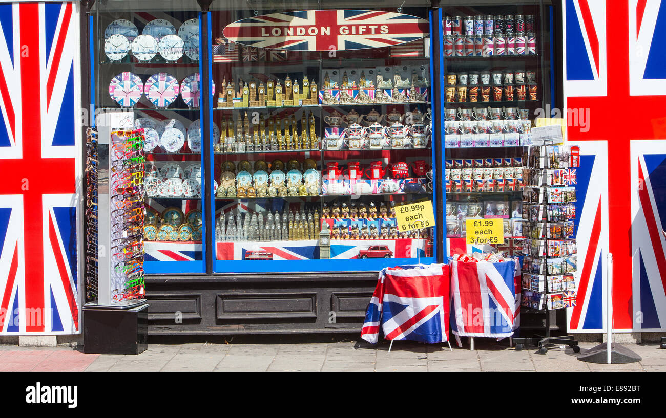 Negozio di souvenir a Londra la vendita di martinetti Unione Big Ben tazze bandiere,piastre e altri doni per i turisti Foto Stock