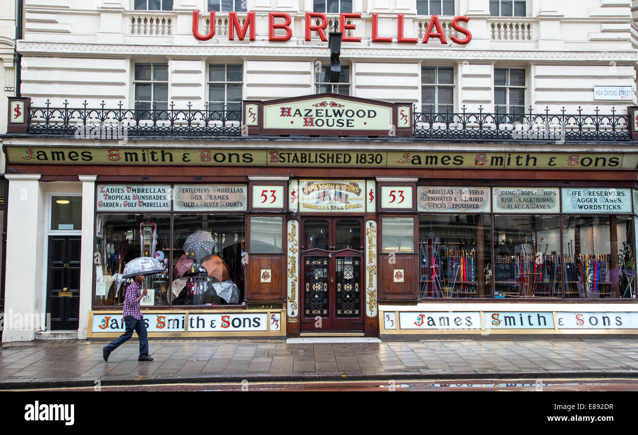 James Smith and Sons shop in New Oxford Street vendono ombrelli, bastoni e bastoni fondata nel 1830 Foto Stock