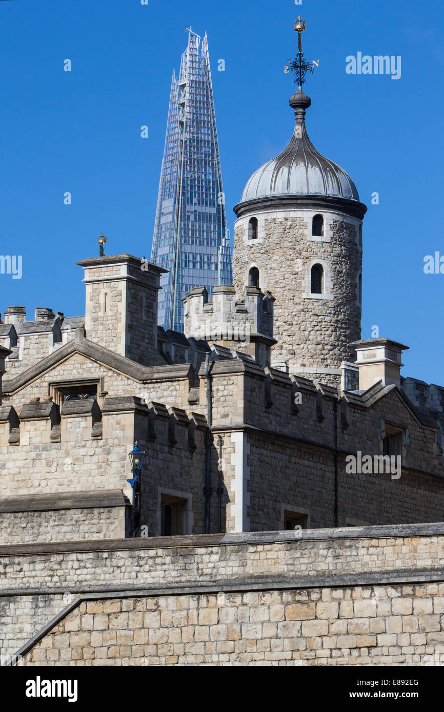 Vista della Torre di Londra con la Shard Foto Stock