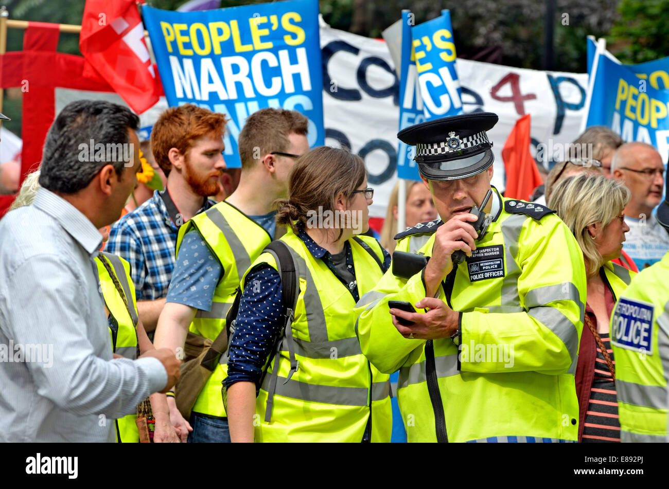 Londra, Inghilterra, Regno Unito. La Metropolitan Police officer presso il popolo di marzo per il NHS, London, 2014 Foto Stock