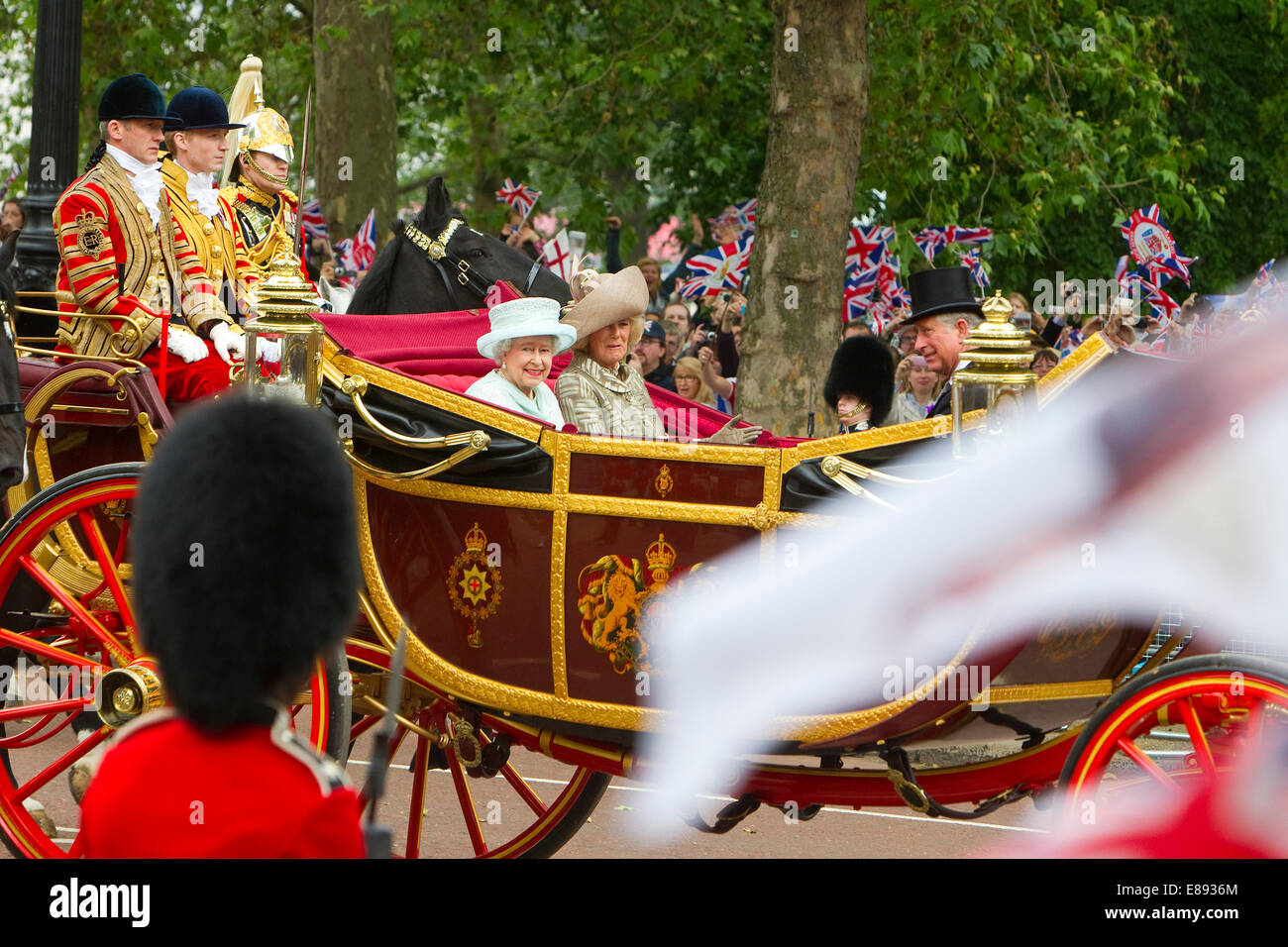 Queen Elizabeth la seconda,il principe Carlo e Camilla parata nel centro commerciale Foto Stock