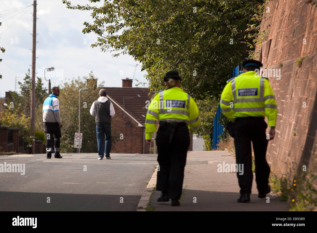 Toxteth , Liverpool. La polizia del sostegno comunitario ufficiali a camminare per le strade. Foto Stock