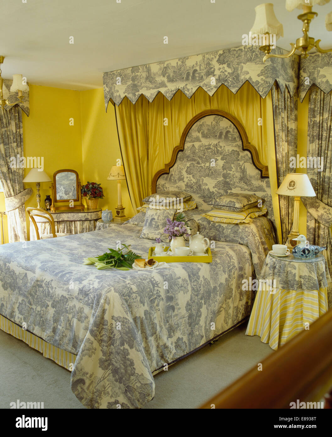 Semi-baldacchino con blue+white Toile de Jouy tettoia e matching testiera del letto e copriletto in paese camera da letto Foto Stock