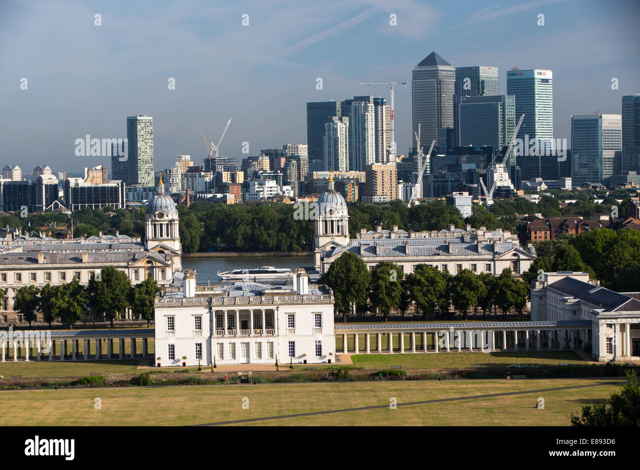 Vista di Canary Wharf e il museo marittimo dall'Osservatorio Reale di Greenwich Foto Stock