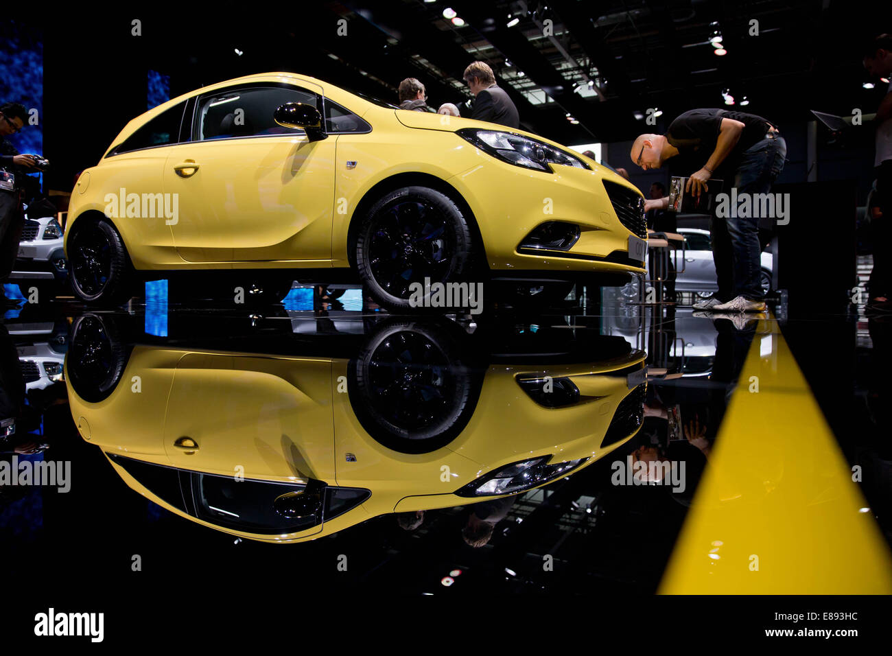 Parigi, Francia. 2 Ottobre, 2014. Dieter Zetsche, amministratore delegato di Mercedes-Benz (Daimler AG), introduce la nuova Mercedes-AMG GT al Motor Show di Parigi (Mondial de l'Automobile) a Parigi, Francia, 2 ottobre 2014. Foto: DANIEL KARMANN/dpa/Alamy Live News Foto Stock