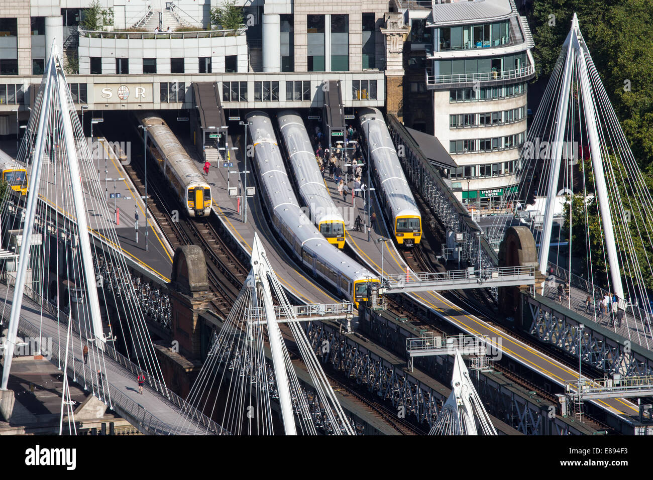 I treni a Charing Cross Station mostra pendolari Foto Stock