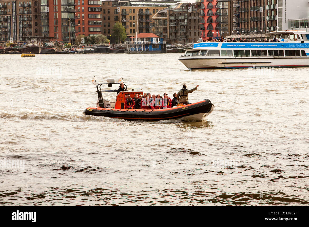 Barca per gite con i turisti sul Fiume Tamigi vicino al Tower Bridge di Londra Foto Stock