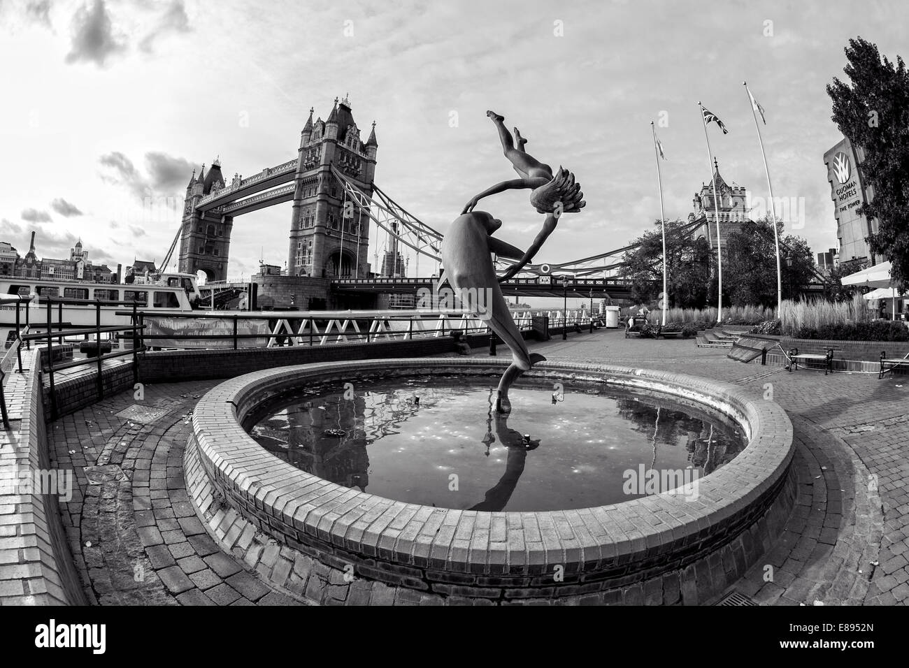 Ragazza con la fontana dei Delfini, vicino al Tower Bridge Foto Stock