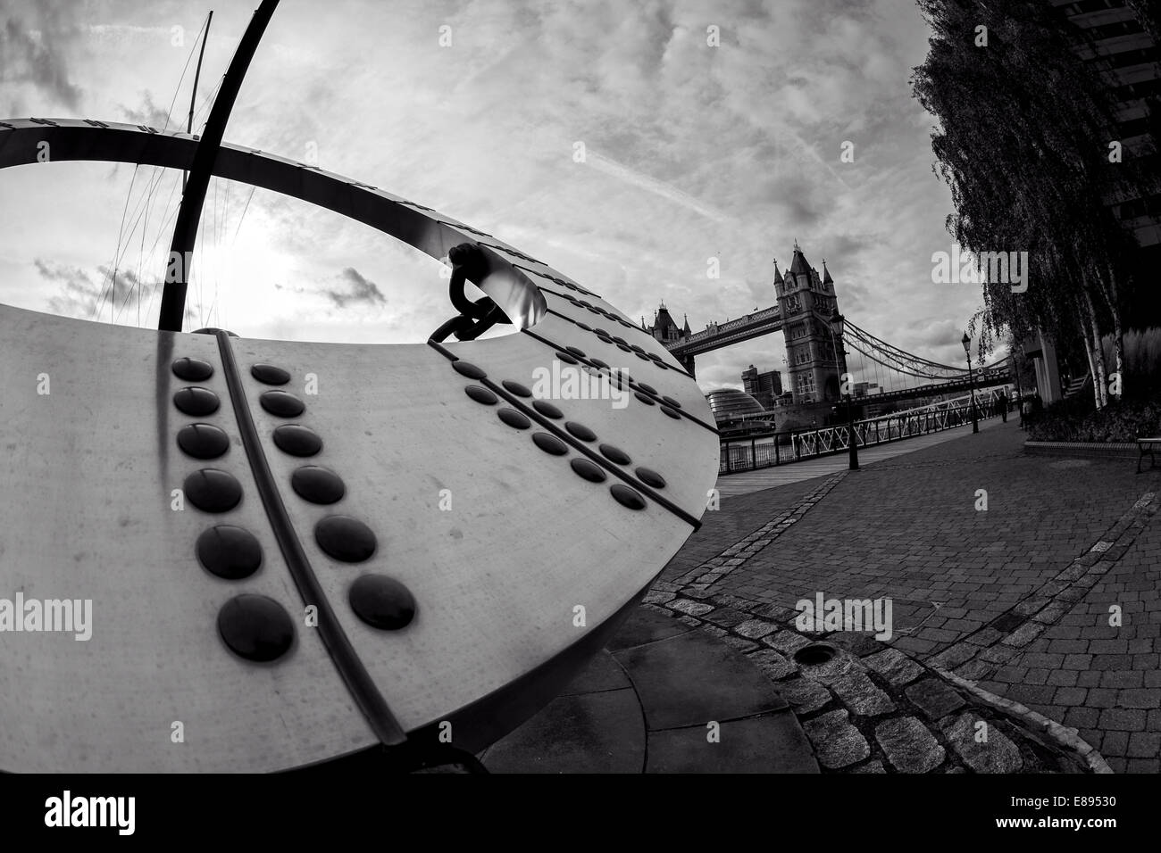 Close Up di Meridiana a St Katharine Dock con il Tower Bridge in background Foto Stock