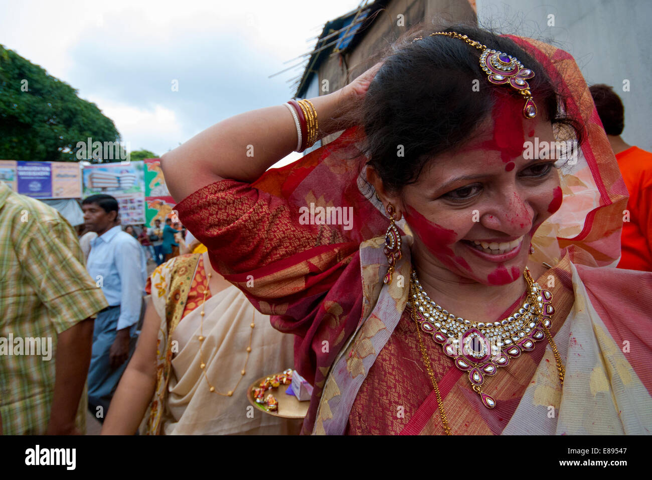 Donna celebrando durga pooja, Calcutta, West Bengal, India Foto Stock