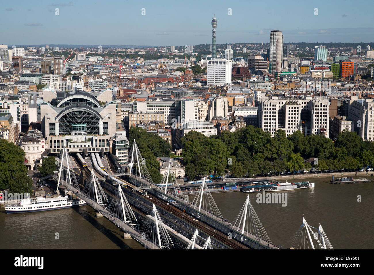 La stazione di Charing Cross,Hungerford Bridge e la vista del BT Tower guardando a nord dalla banca del sud Foto Stock