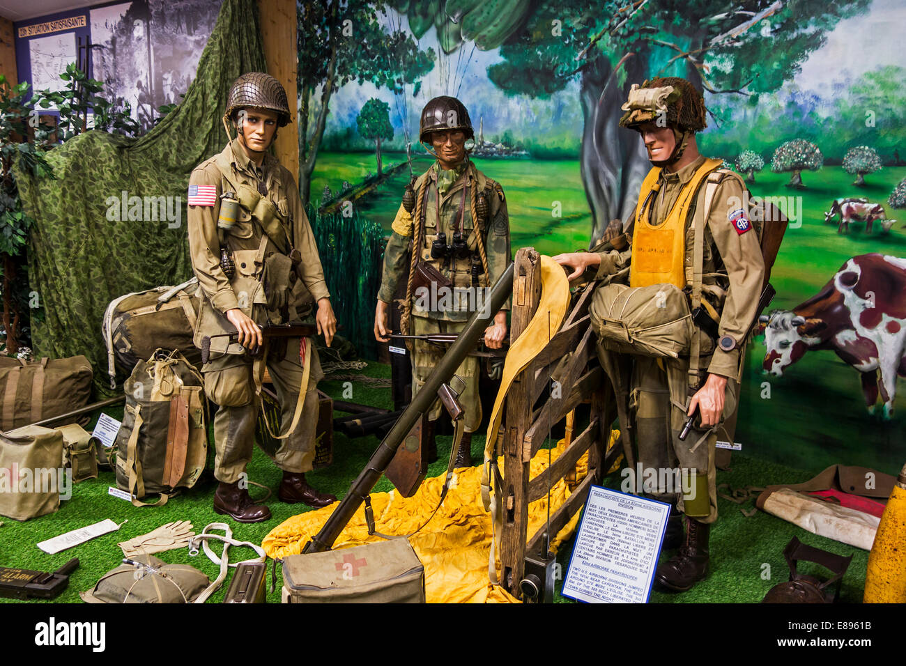 WW2 American airborne soldati uniformi e armi, Musée Mémorial d'Omaha Beach, a Saint-Laurent-sur-Mer, Normandia, Francia Foto Stock