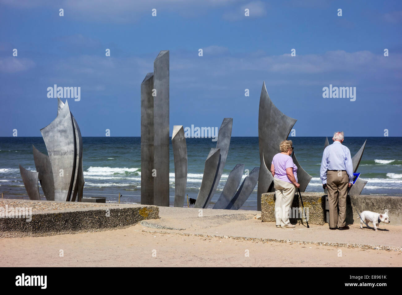 Coppia di anziani in cerca di seconda guerra mondiale due Omaha Beach Monument Les Braves a Saint-Laurent-sur-Mer, Bassa Normandia, Francia Foto Stock