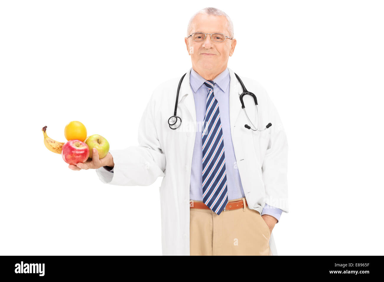 Coppia medico tenendo un grappolo di frutti isolati su sfondo bianco Foto Stock