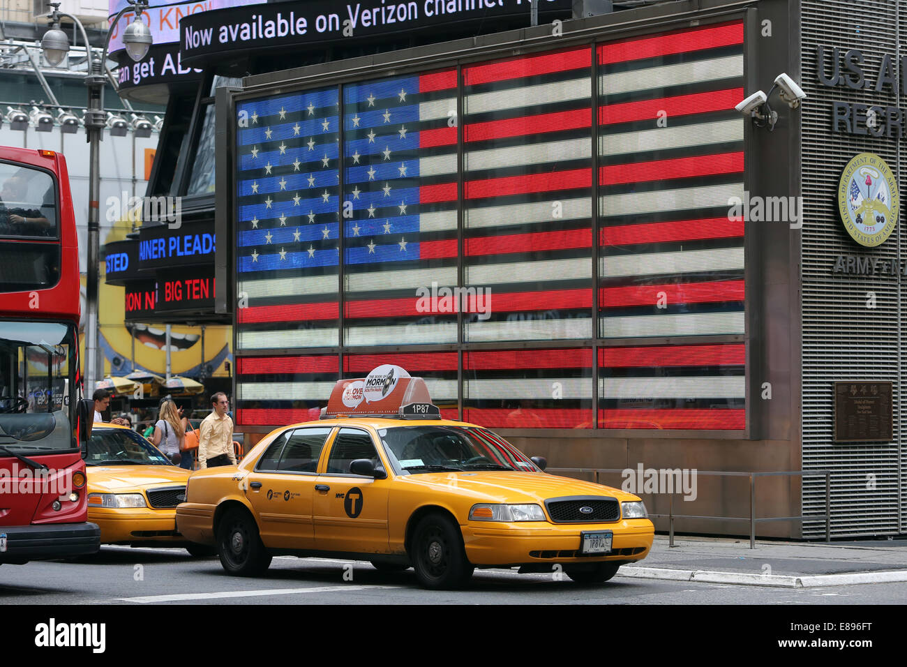 New York, Stati Uniti d'America, i taxi e i colori nazionali degli Stati Uniti d'America in Times Square Foto Stock