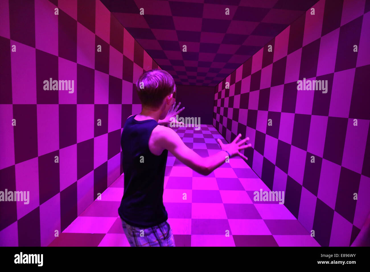 La città di New York, un ragazzo si muove in un tunnel di viola le piazze Foto Stock