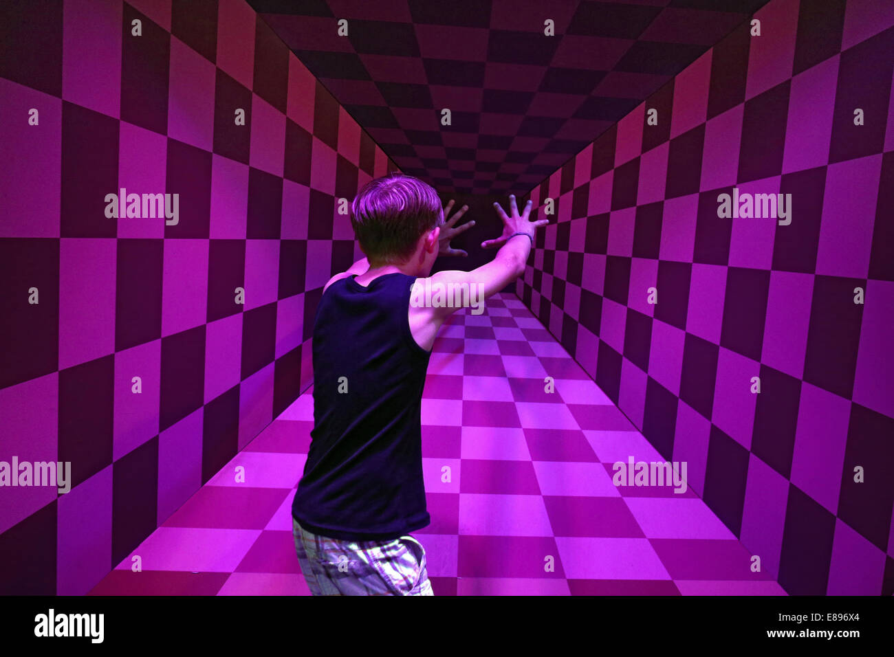 La città di New York, un ragazzo si muove in un tunnel di viola le piazze Foto Stock