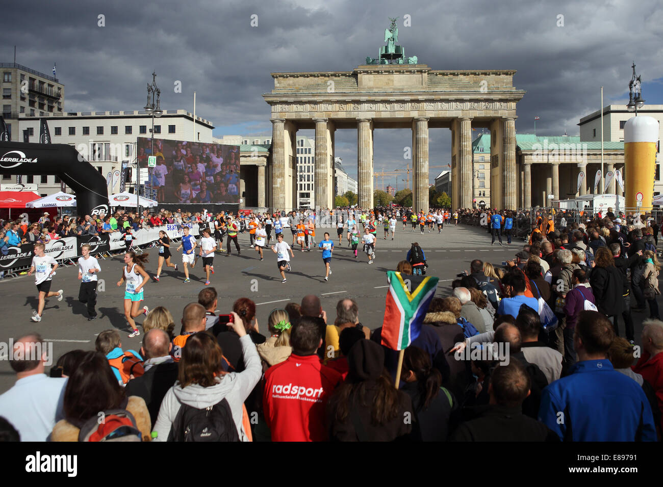 Berlino, Germania, giovani eseguire il mini maratona attraverso la Porta di Brandeburgo Foto Stock