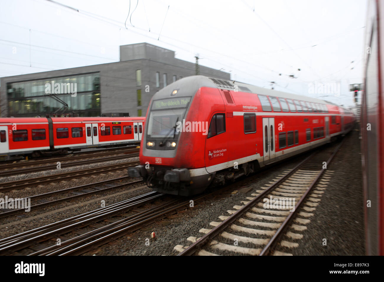 Hannover, Germania, Regional Express railway all'uscita dalla stazione ferroviaria principale Foto Stock