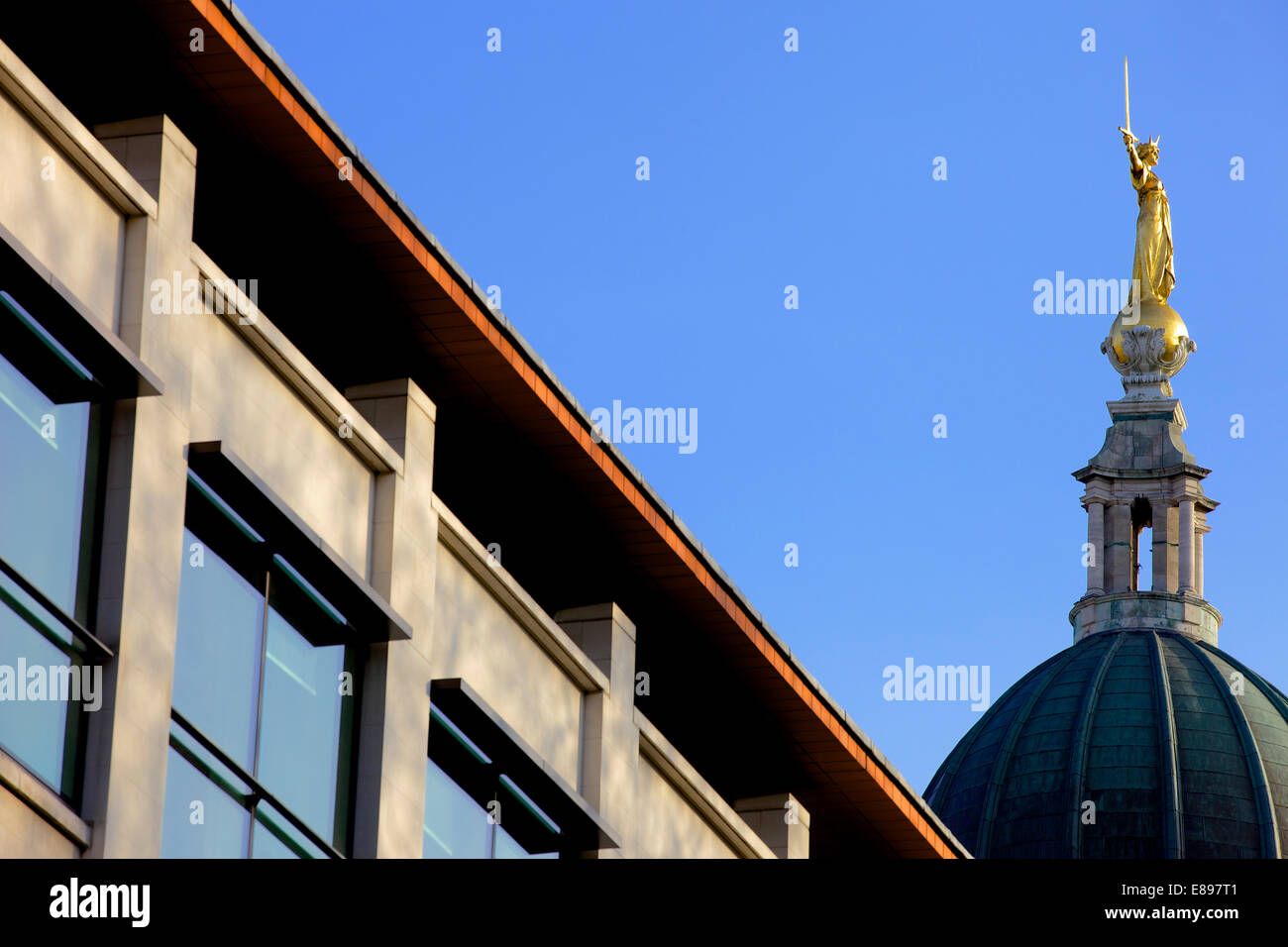 La bilancia della giustizia al di sopra del vecchio Bailey Tribunali o centrale Tribunale penale di Londra, Inghilterra, Regno Unito Foto Stock