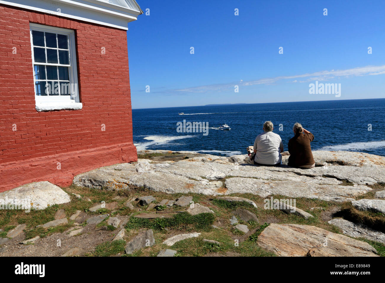 Una coppia più anziana ammirando la vista al Pemaquid Point Lighthouse Park, Bristol, Maine, USA Foto Stock