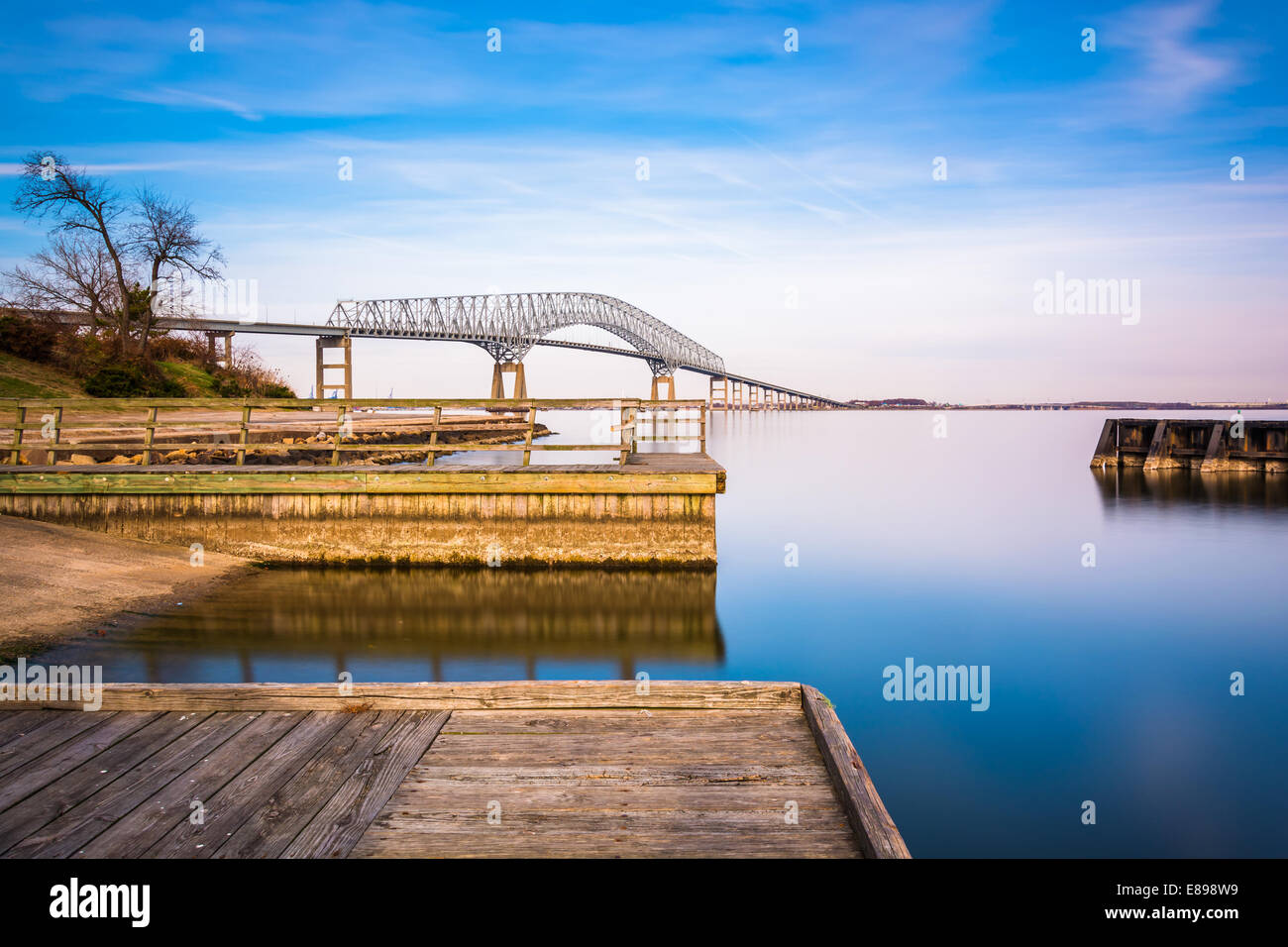 Una lunga esposizione di banchine del fiume Patapsco e Francis Scott Key Bridge, da Fort Armistead Park, Maryland. Foto Stock