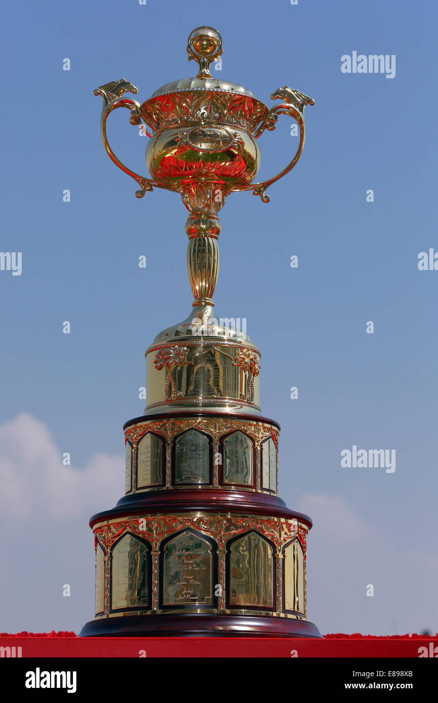 Dubai, Emirati arabi uniti, trofeo per il vincitore in Dubai World Cup Foto Stock