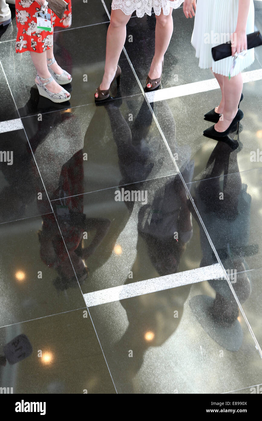 Dubai, Emirati Arabi Uniti, i piedi delle donne in scarpe con i tacchi alti Foto Stock