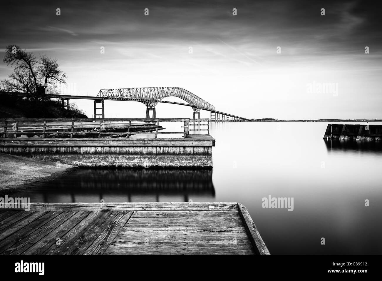 Una lunga esposizione di banchine del fiume Patapsco e Francis Scott Key Bridge, da Fort Armistead Park, Maryland. Foto Stock