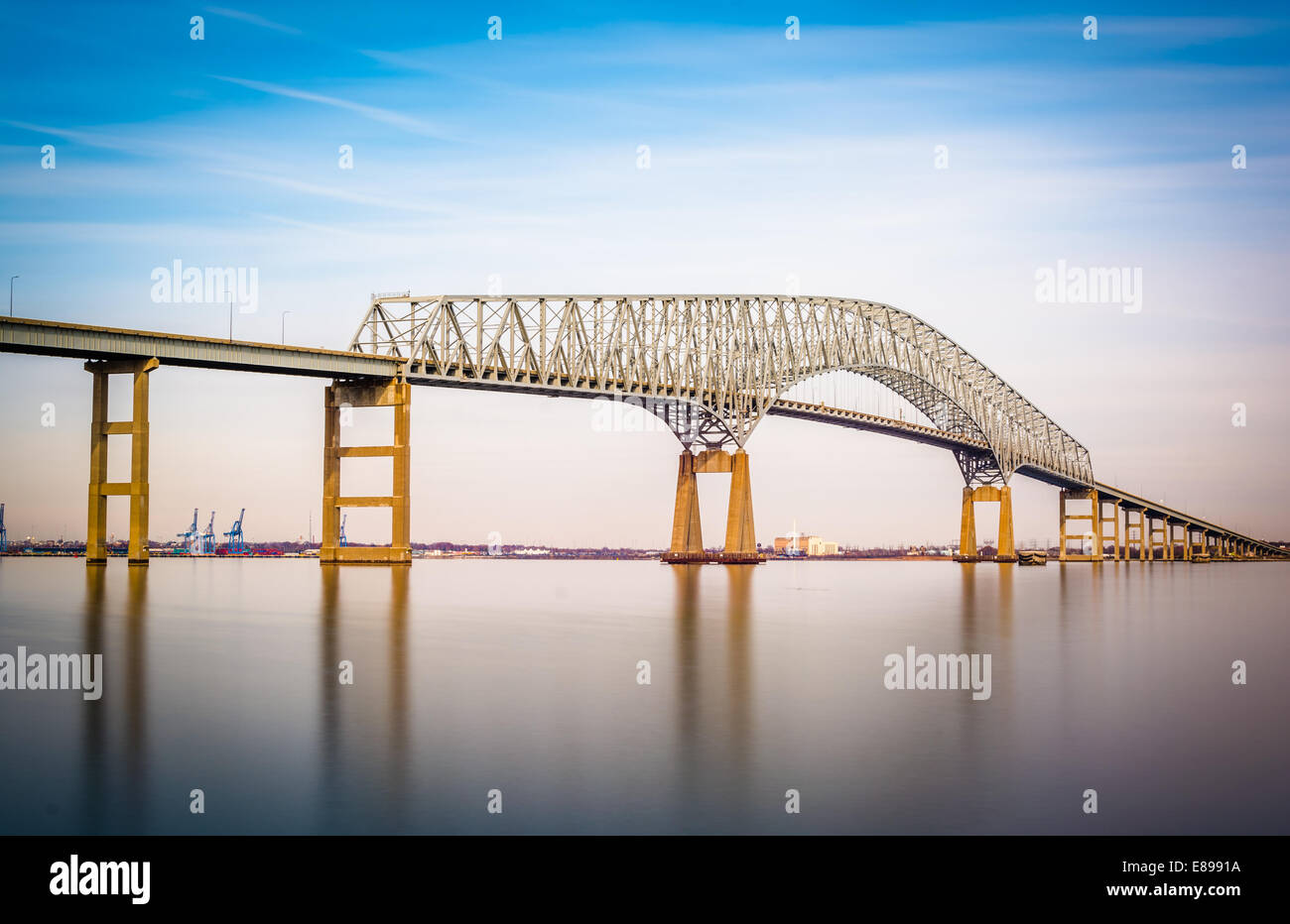 Una lunga esposizione di Francis Scott Key Bridge da Fort Armistead Park, Maryland. Foto Stock