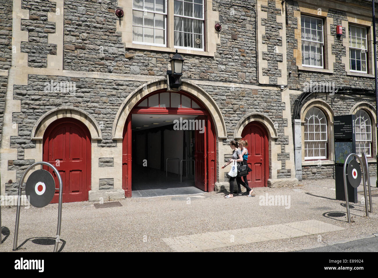 Il tunnel che conduce sotto le linee ferroviarie dal centro città di Swindon al Quartiere della stazione, il vapore e il McArthur Glenn outlet Foto Stock