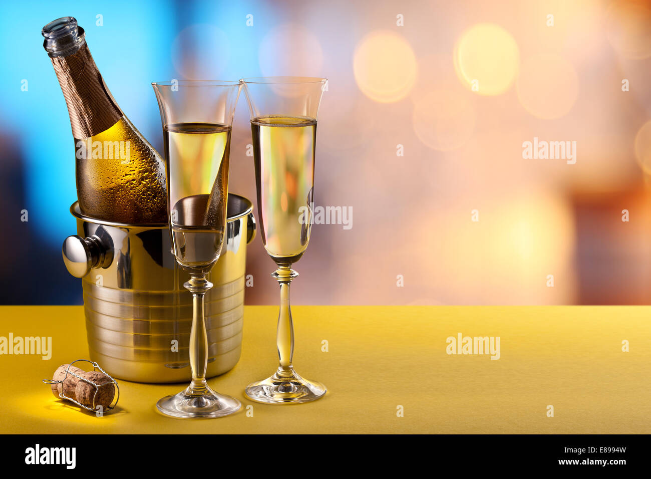 Champagne flauti e bottiglia fresca presso il bar. Foto Stock