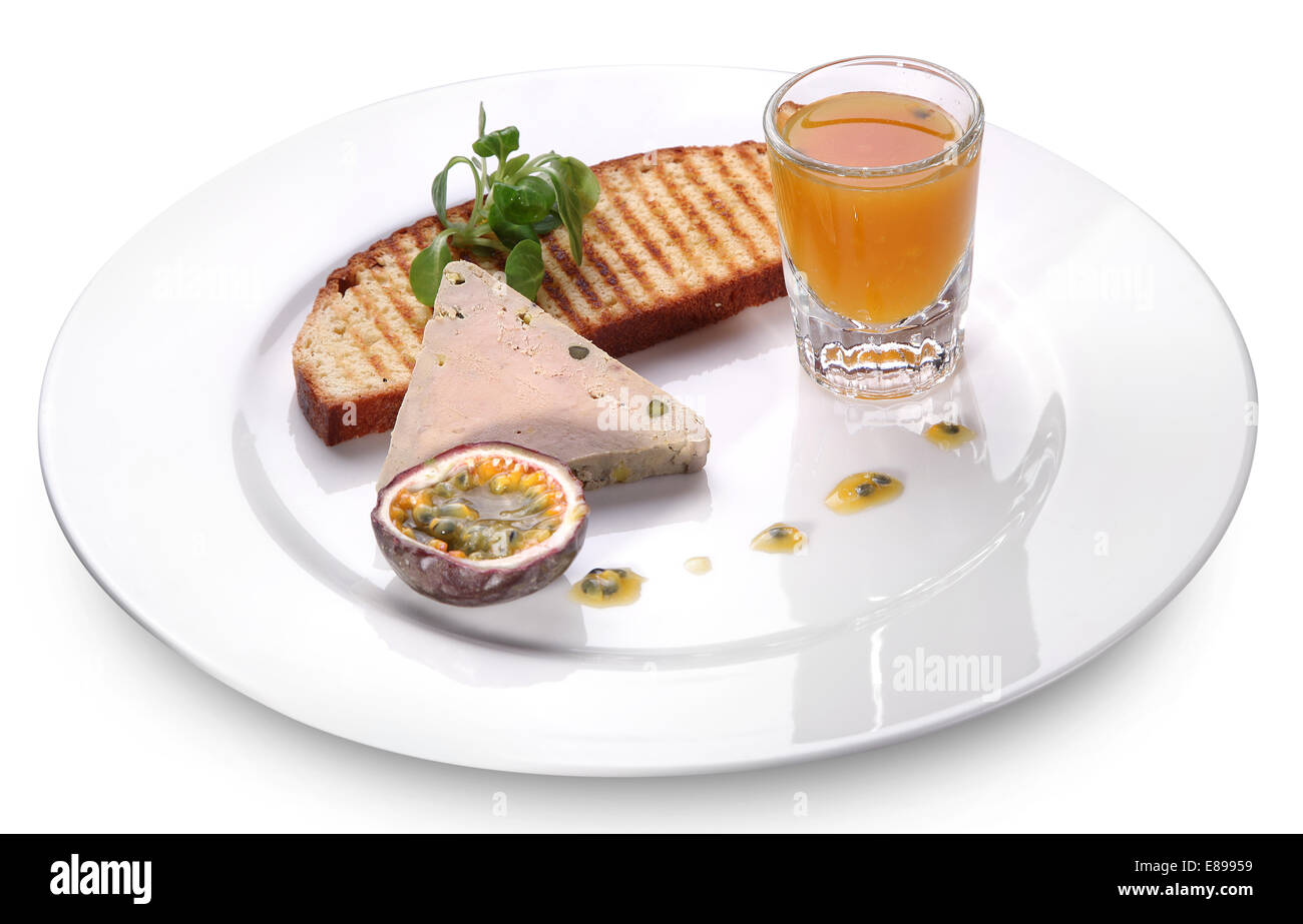 Il foie gras con salsa su una piastra bianca. Il file contiene i tracciati di ritaglio. Foto Stock