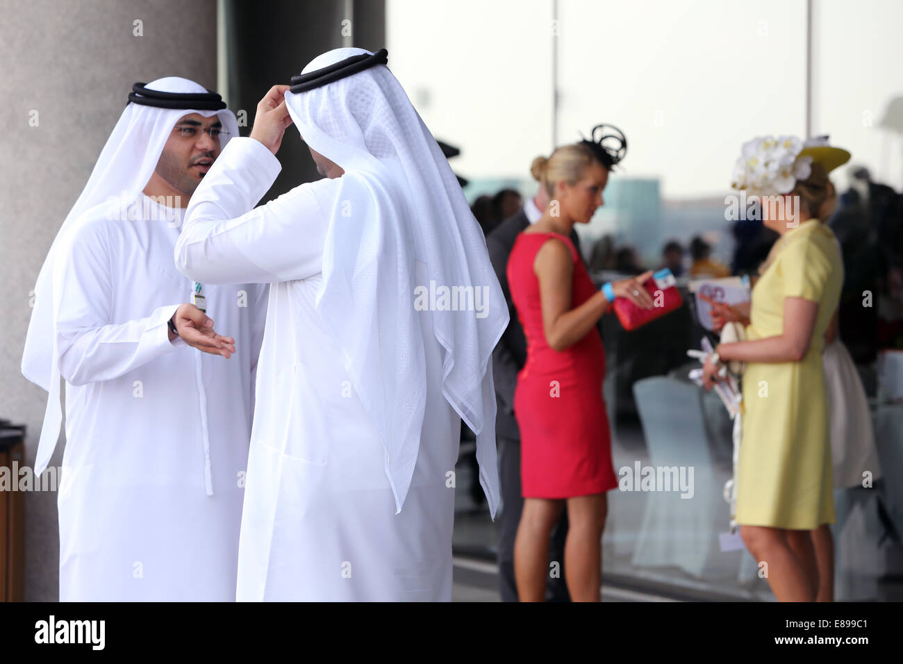 Vestito degli emirati arabi uniti immagini e fotografie stock ad alta  risoluzione - Alamy