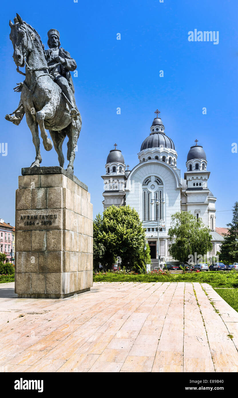 Targu Mures centro città con Avram Iancu statua e ortodossa nella Piazza delle Rose. Foto Stock