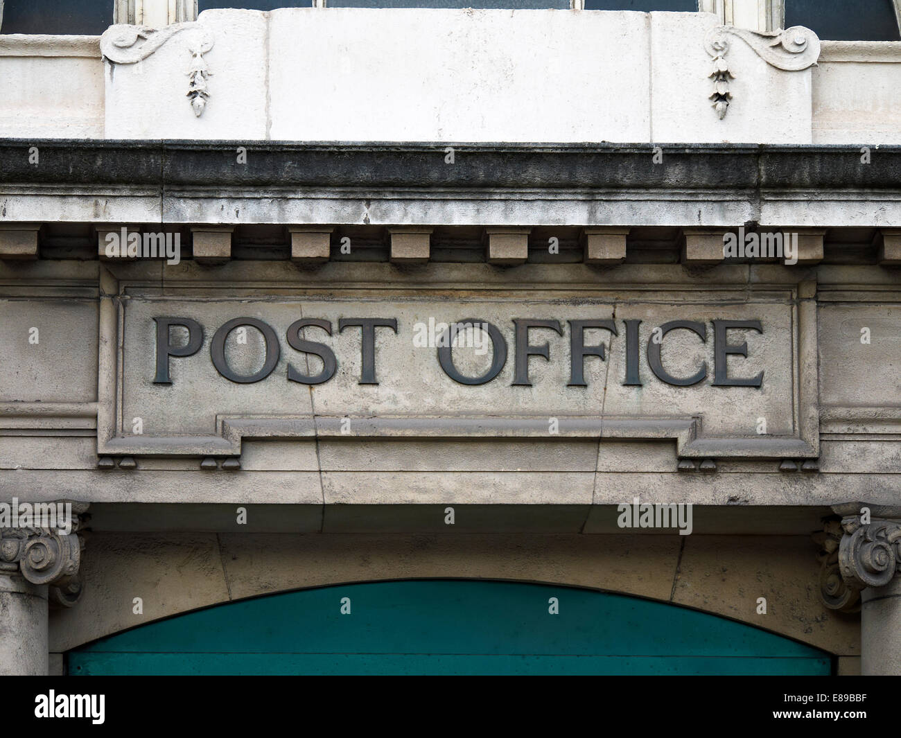 Il vecchio ufficio postale segno sopra l'ingresso REGNO UNITO Foto Stock