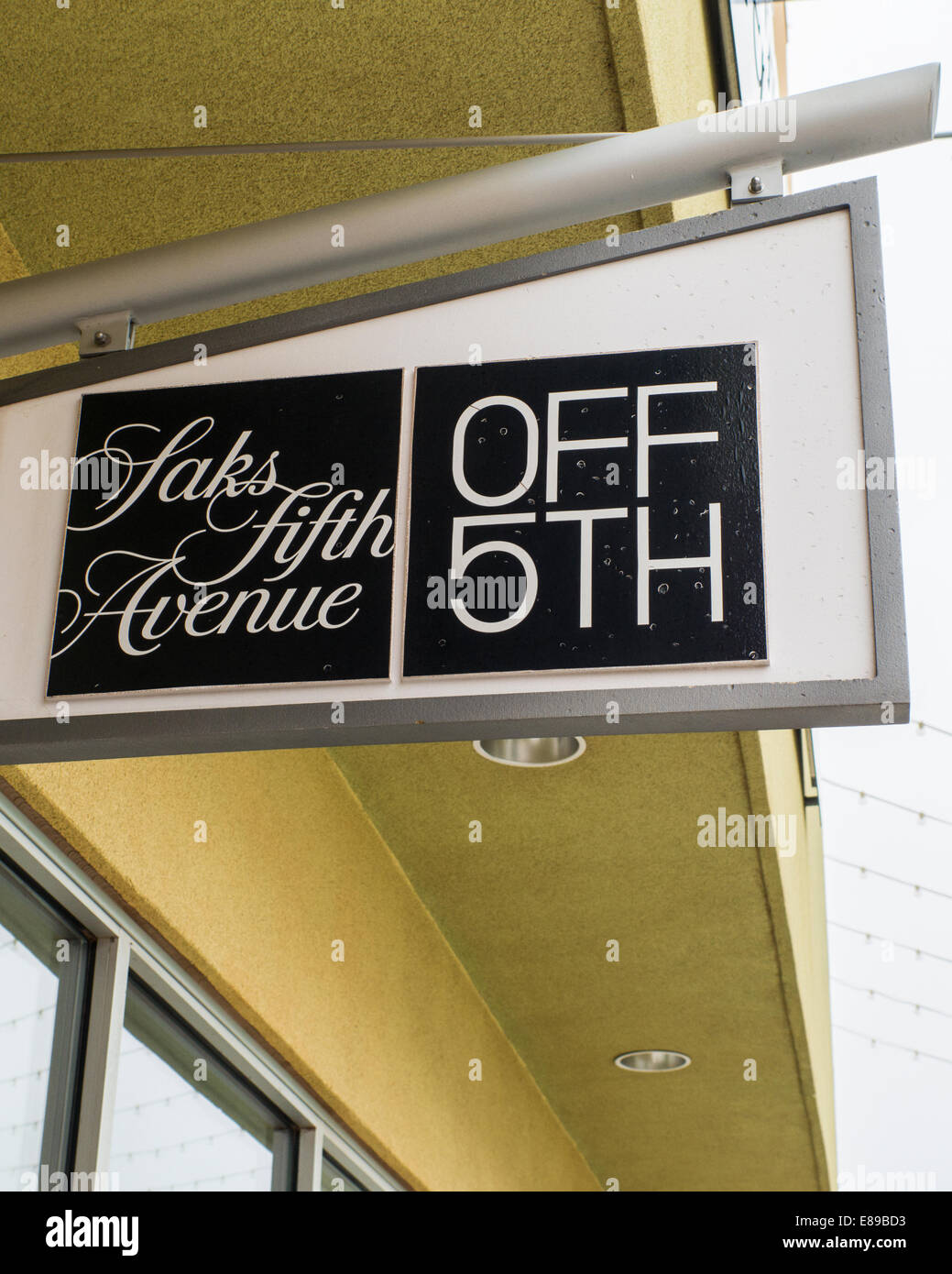 Il segno di Saks Fifth Avenue Off 5th, all'Outlet Shoppes a Oklahoma City, un centro commerciale di Oklahoma City, Oklahoma, Stati Uniti d'America. Foto Stock