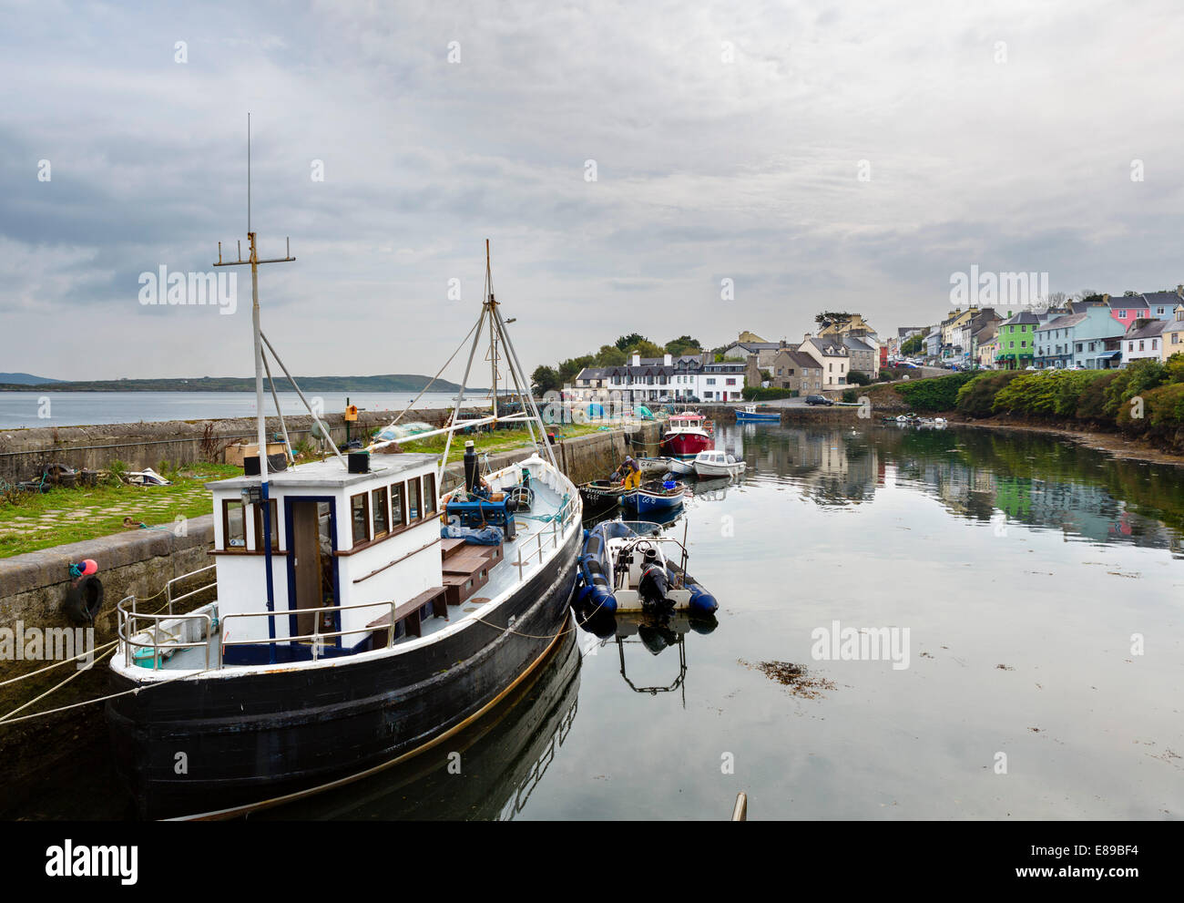 Il pittoresco porto di Roundstone, Connemara, nella contea di Galway, Repubblica di Irlanda Foto Stock