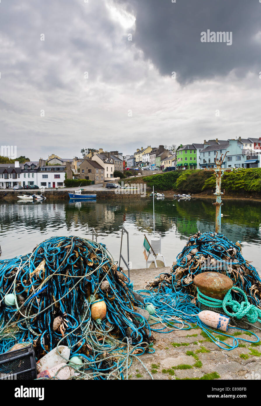 Reti di granchio sulla banchina del porto di Roundstone, Connemara, nella contea di Galway, Repubblica di Irlanda Foto Stock