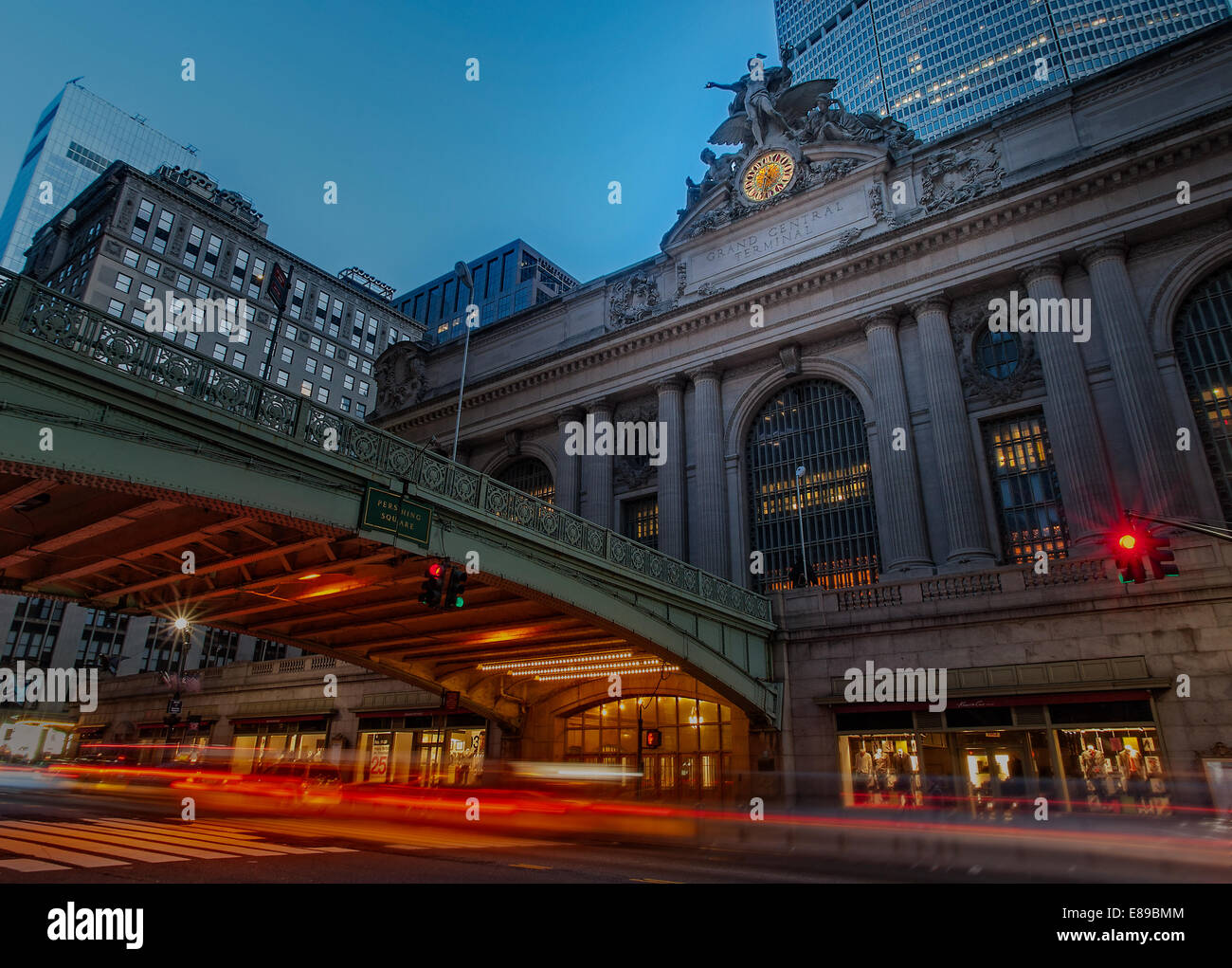 New York City di Pershing Square bridge, che portano all'entrata del terminal Grand Central Station. Foto Stock