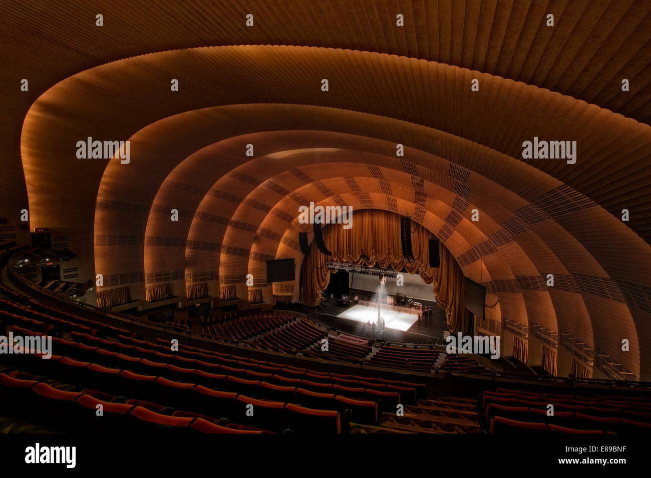 Equipaggio si prepara per le serate prestazioni di Anita Baker all'iconico Teatro della Radio City Music Hall. Foto Stock