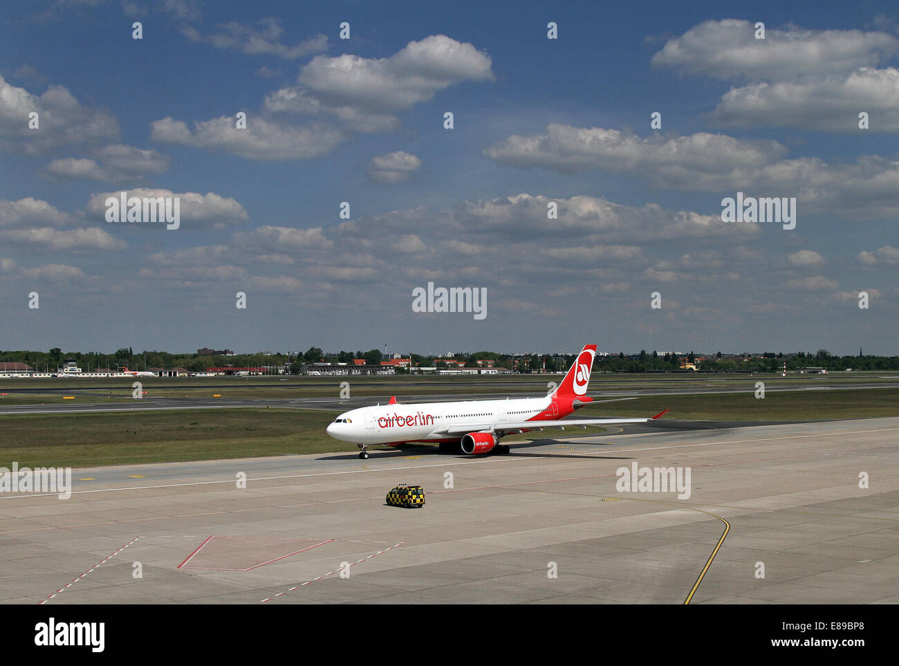 Berlino, Germania, Airbus A330 di Air Berlin e Follow-me auto Foto Stock