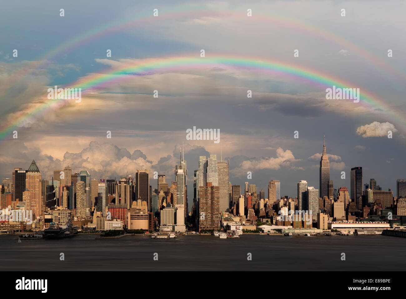 Arcobaleni sopra sullo skyline di New York dopo un temporale. Foto Stock
