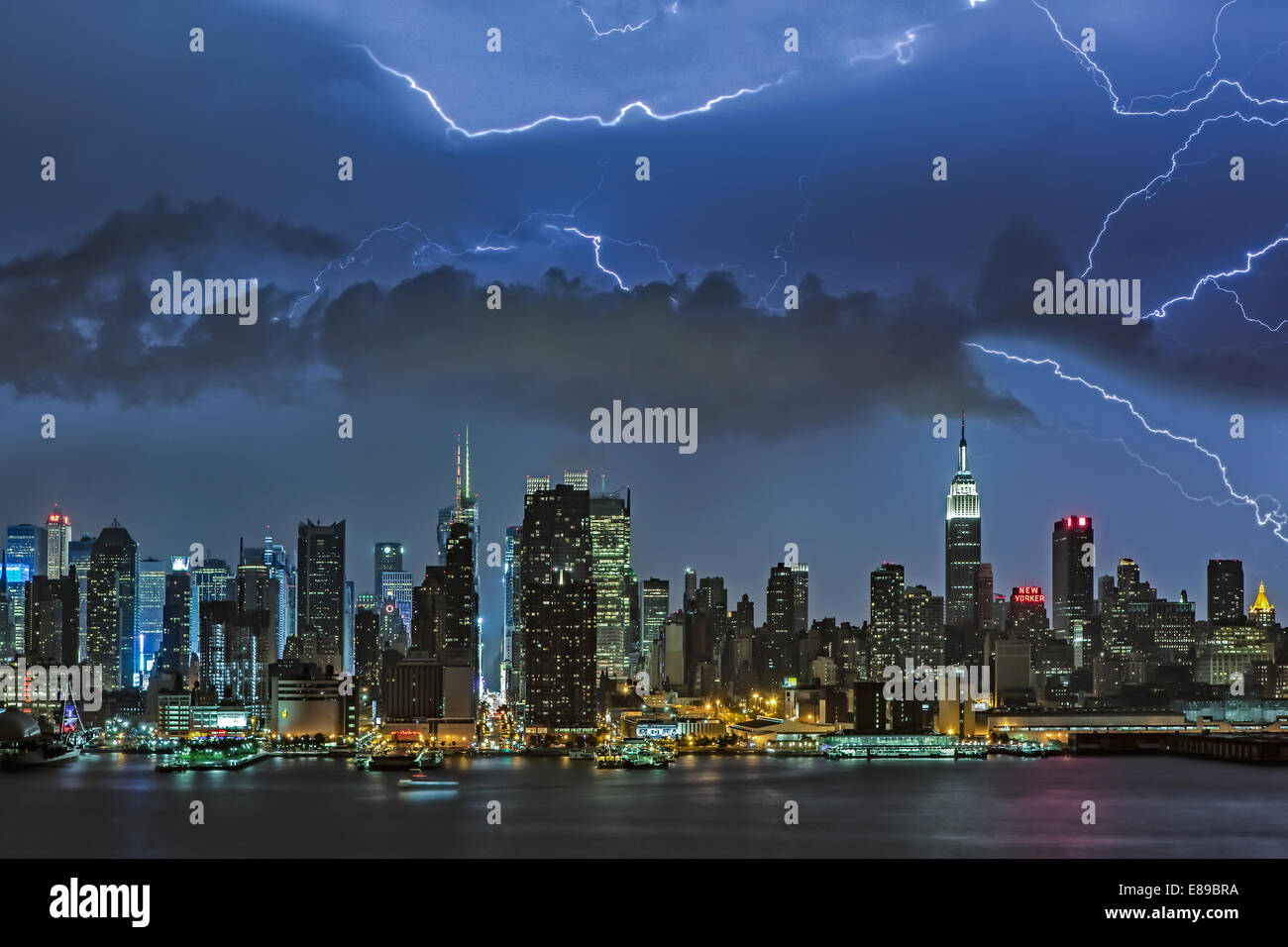 Il tuono e le tempeste di fulmini sopra sullo skyline di New York. Foto Stock
