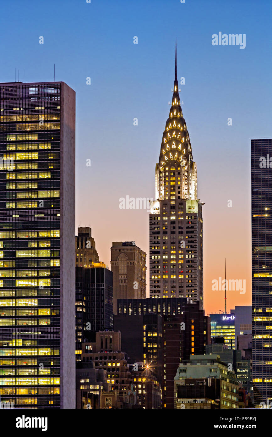 Il sole che tramonta dietro il Chrysler Building di New York City come visto dal gantry Plaza stato parco nella città di Long Island. Foto Stock