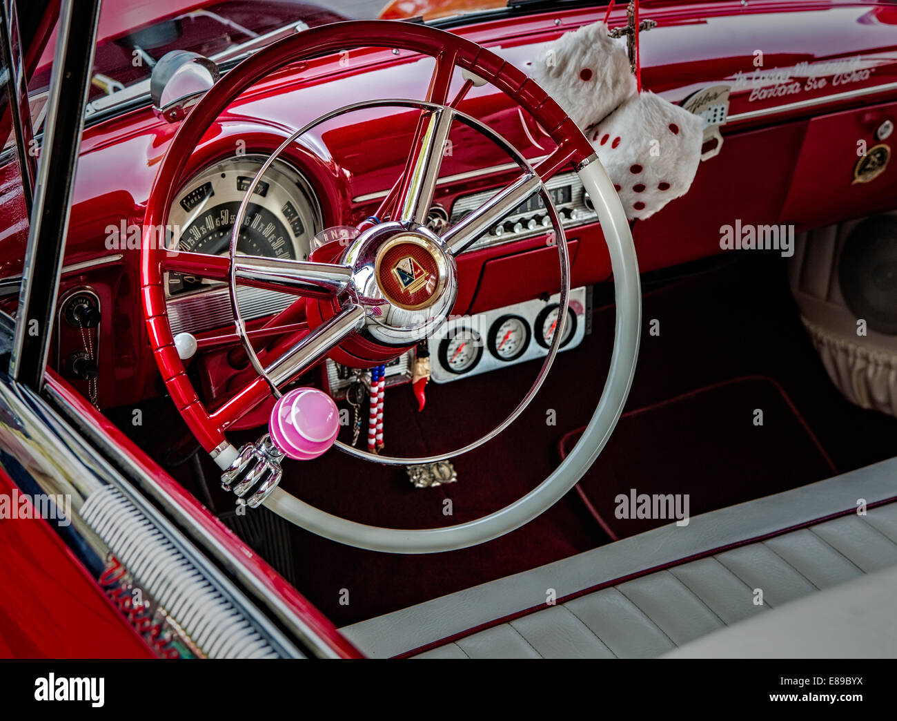 Vista interna del lato del conducente di un rosso 1953 Ford Crestline Victoria auto. Foto Stock