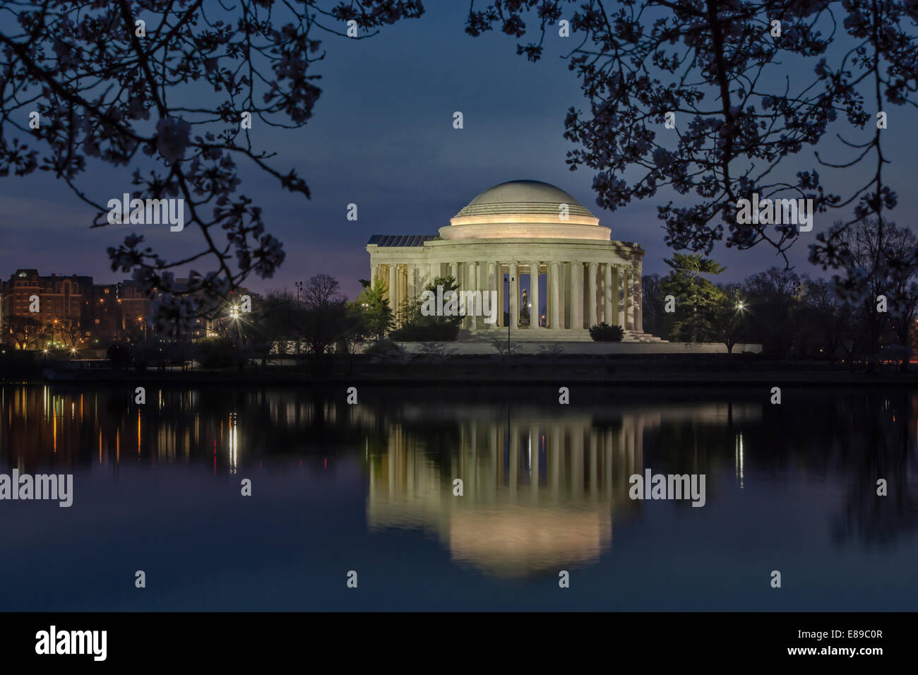 Una vista del Thomas Jefferson Memorial dal bacino di marea a Washington DC durante la mattina presto twilight ora prima dell'alba. Foto Stock