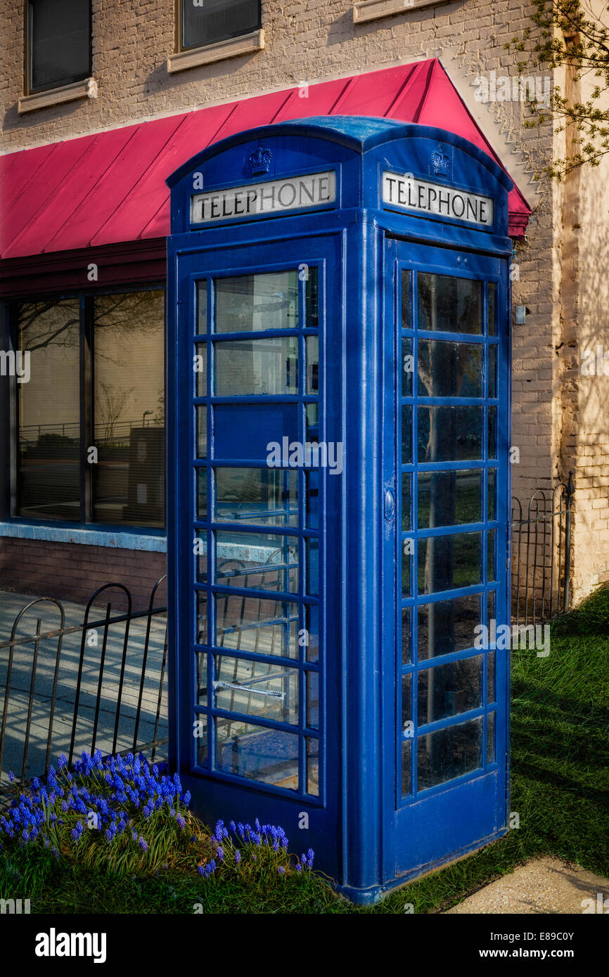 British cabina telefonica - Blu iconico British telefono Box modello K6 trovata in una delle strade di Washington DC. Il telefono rosso box, un chiosco di telefono per un telefono pubblico progettato da Sir Giles Gilbert Scott, è stato un familiare vista sulle strade del Regno Unito. Foto Stock